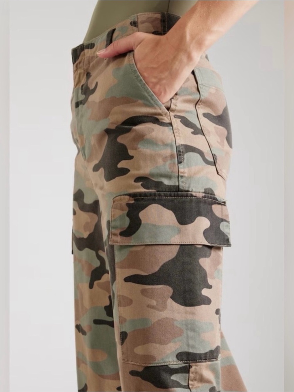GAP Camouflage Cargo Pants in Green and Tan - Picture 2 of 8